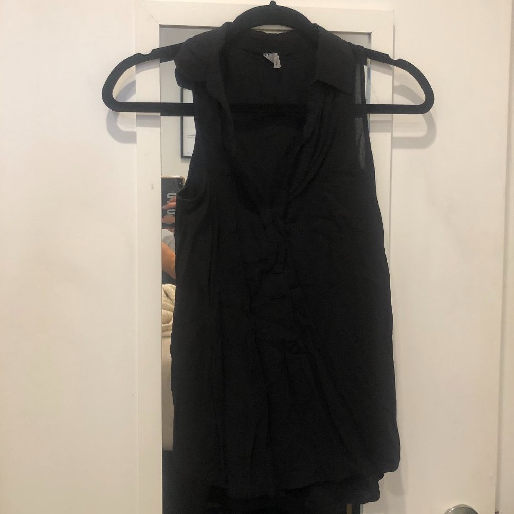 Sleeveless collared blouse